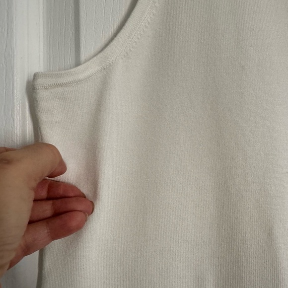 Laura plus NWT beautiful sleeveless top - Picture 4 of 7